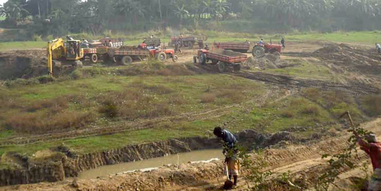 পরশুরামে          মাটি-মাফিয়ারা বেপরোয়া।