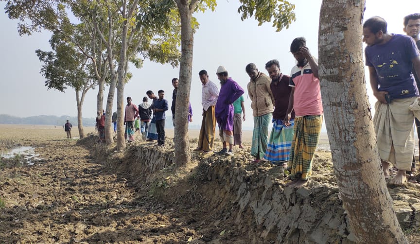 ময়মনসিংহের ধোবাউড়ায় সরকারী রাস্তার মাটি কাটার অভিযোগ।