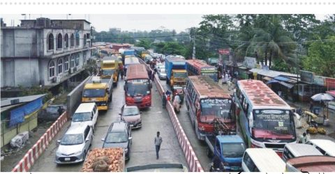 ঢাকা-চট্টগ্রাম মহাসড়কে কাচঁপুর থেকে কুমিল্লা দাউদকান্দির ইলিয়টগঞ্জ পর্যন্ত তীব্র যানজট সৃষ্টি।