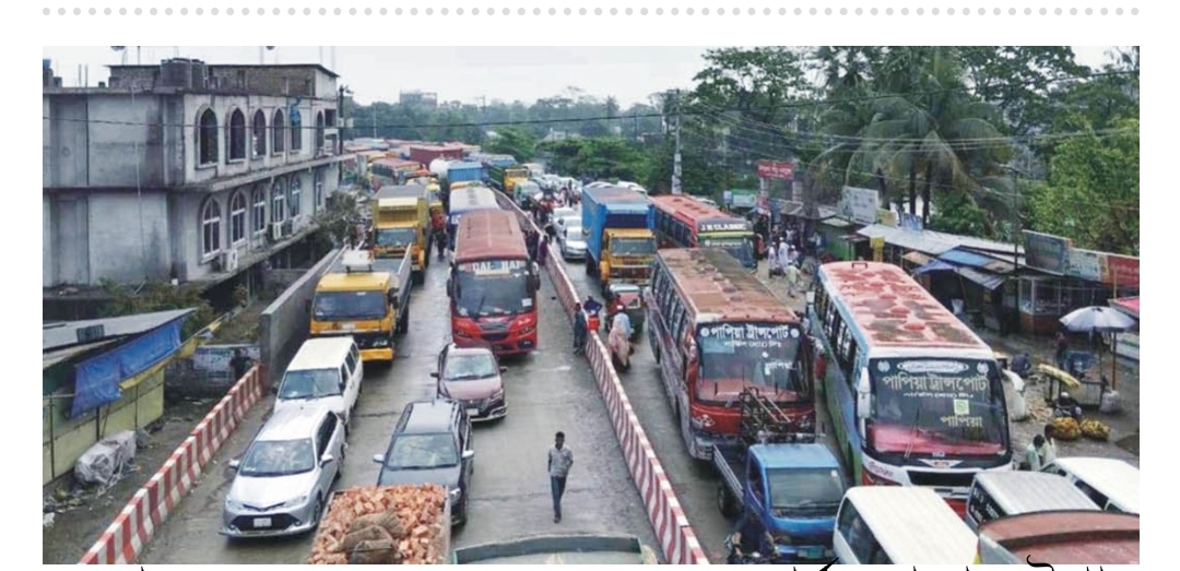 ঢাকা-চট্টগ্রাম মহাসড়কে কাচঁপুর থেকে কুমিল্লা দাউদকান্দির ইলিয়টগঞ্জ পর্যন্ত তীব্র যানজট সৃষ্টি।