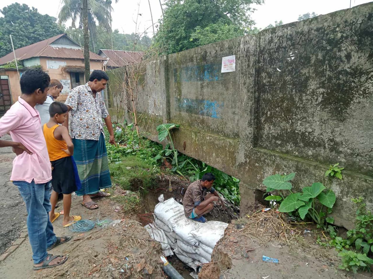 ময়মনসিংহের গৌরীপুরে বৃষ্টিতে ধসে পড়া রাস্তা পুনঃ সংস্কারের উদ্যোগ নিলেন পৌর মেয়র সৈয়দ রফিকুল ইসলাম।