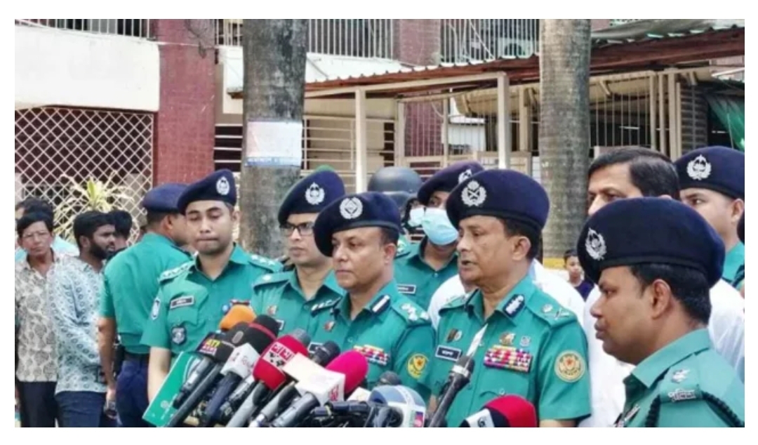 রাজধানী ঢাকাকে ছিনতাইকারীমুক্ত করতে পুলিশের বিশেষ অভিযান চলবে: : ডিএমপি কমিশনার খন্দকার গোলাম ফারুক।