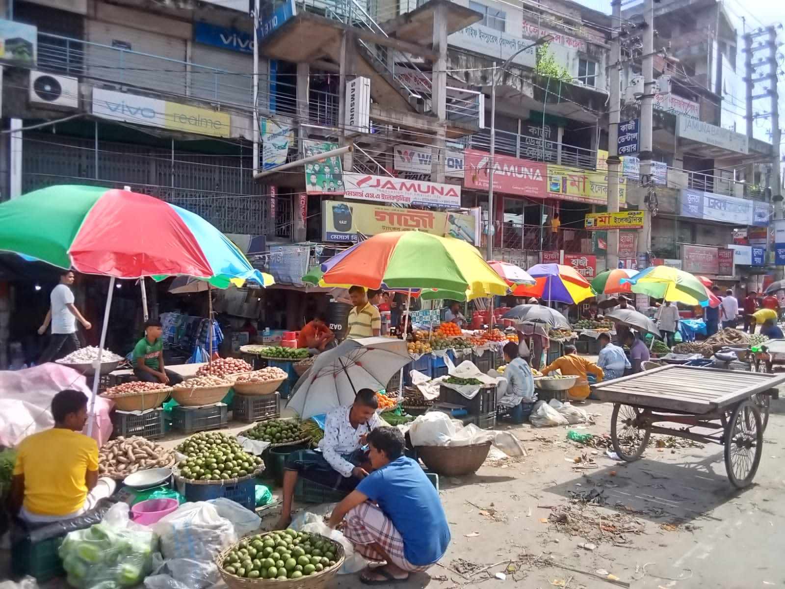 রূপগঞ্জে মহাসড়ক দখল করে হাটবাজার প্রতি মাসে ৭৫ লাখ টাকা যায় কোথায়