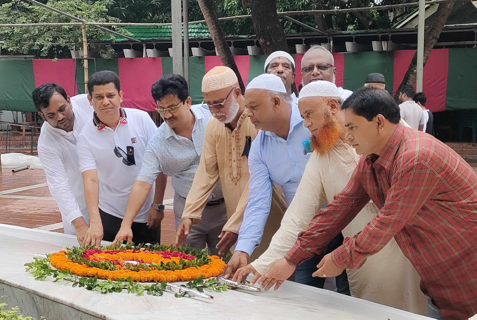 বস্ত্র ও পাটমন্ত্রীর নির্দেশে বঙ্গবন্ধুর সমাধিতে রূপগঞ্জ ইউনিয়ন আওয়ামী লীগের পুষ্পস্তবক অর্পণ