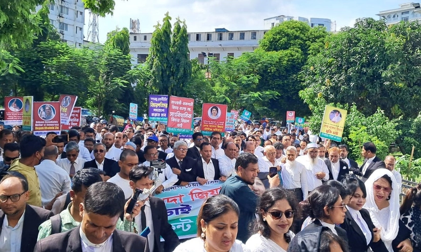 খালেদা জিয়ার মুক্তির দাবিতে আইনজীবীদের পদযাত্রা