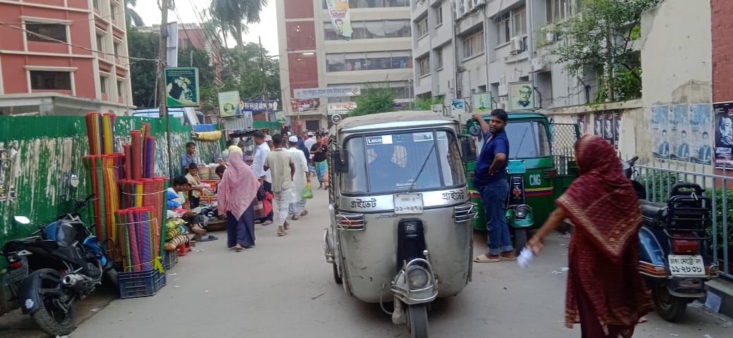 ঢাকা মিটফোর্ডের সামনে অবৈধ গাড়ি ও ট্রাকস্ট্যান্ড এবং দোকান ভোগান্তিতে রোগীরা।