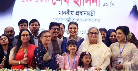 যাদের হাতে উঠল পুরস্কার