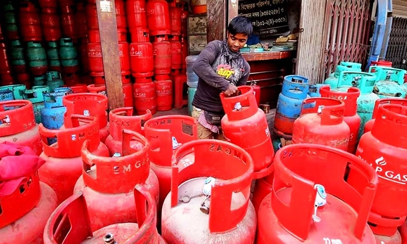 ফের দাম বাড়ল এলপিজির, সন্ধ্যা থেকে কার্যকর