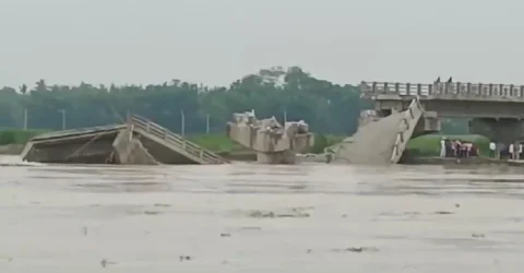 উদ্বোধনের আগেই বিহারে ভেঙে পড়ল সেতু