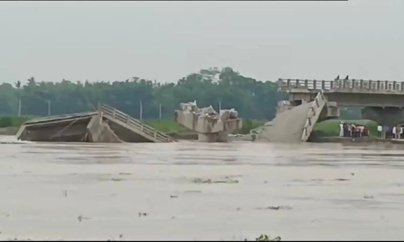 উদ্বোধনের আগেই বিহারে ভেঙে পড়ল সেতু