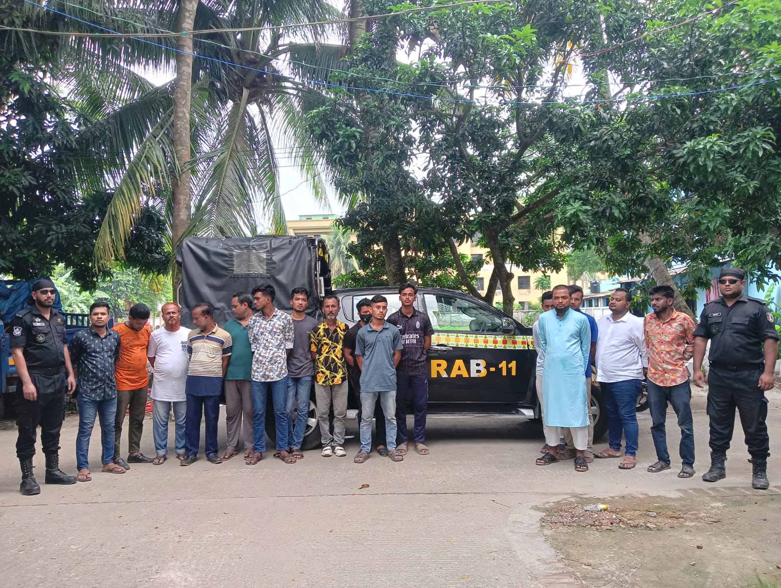 চাঁদপুরে র‍্যাবের অভিযানে পাসপোর্ট দালাল চক্রের মূলহোতা ইয়াসিন সহ ১৬ জন আটক