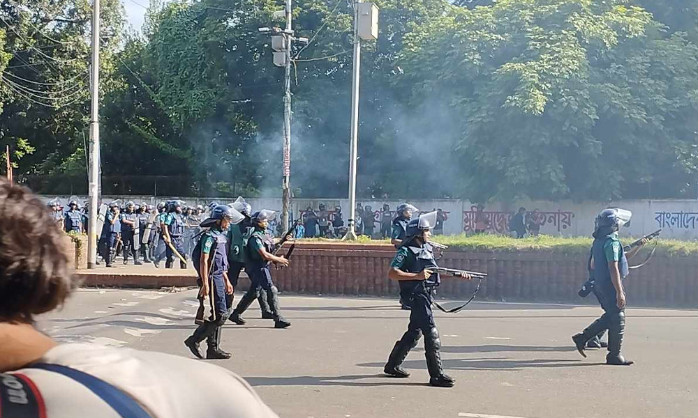 সাউন্ড গ্রেনেড ও টিয়ারশেলের গ্যাসে অন্ধকার ঢাবি