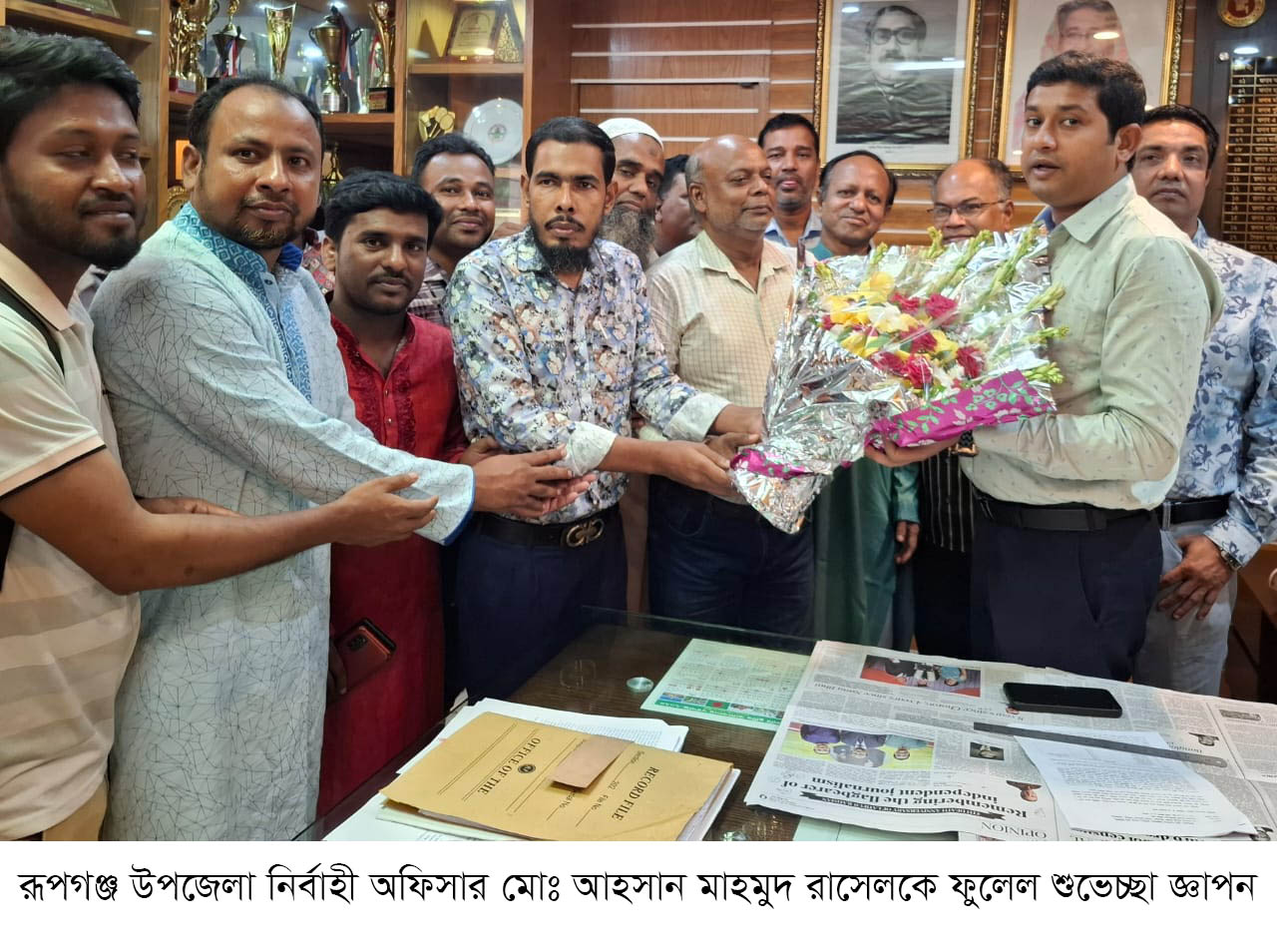 রূপগঞ্জে নির্বাহী অফিসারকে কিন্ডারগার্টেন ও শিক্ষক কল্যাণ সমিতির ফুলেল শুভেচ্ছা জ্ঞাপন