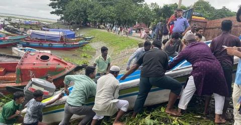 ফেনীর বন্যাকবলিতদের উদ্ধারে চাঁদপুর থেকে ১৭টি স্পিডবোট নিয়ে গেলেন শিক্ষার্থীরা