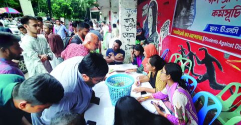 গণত্রাণ কর্মসূচি : দ্বিতীয় দিনে টিএসসিতে সংগ্রহ ৪০ লাখ টাকা