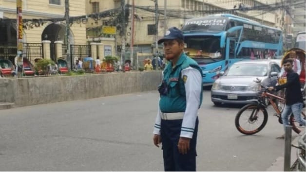 নারায়ণগঞ্জ সহ প্রতিটি থানার সড়কে ফিরছে ট্রাফিক পুলিশ 