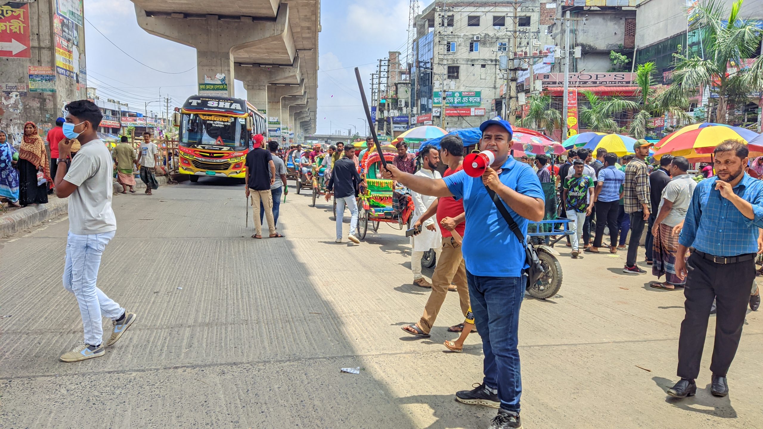 রূপগঞ্জে ট্রাফিক নিয়ন্ত্রণ ও পরিচ্ছন্নতায় শিক্ষার্থীদের পাশে সাংবাদিকরা 