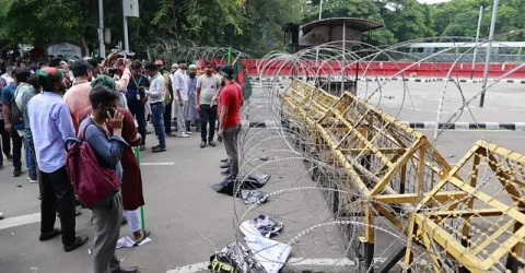 ধানমন্ডি ৩২ নম্বরে যেতে বাধা, লাঠিসোঁটা নিয়ে লোকজনের অবস্থান