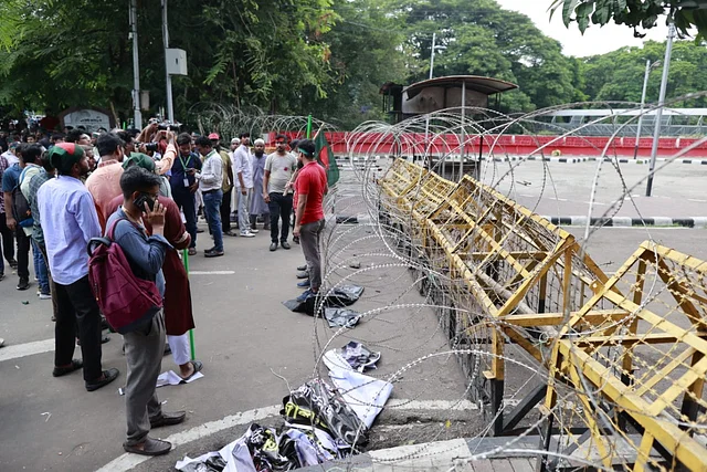 ধানমন্ডি ৩২ নম্বরে যেতে বাধা, লাঠিসোঁটা নিয়ে লোকজনের অবস্থান