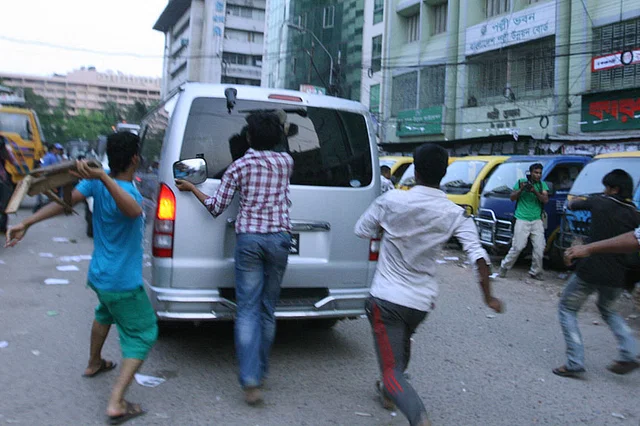 খালেদা জিয়ার গাড়িবহরে হামলা: শেখ হাসিনাসহ ১১৩ জনের বিরুদ্ধে মামলা