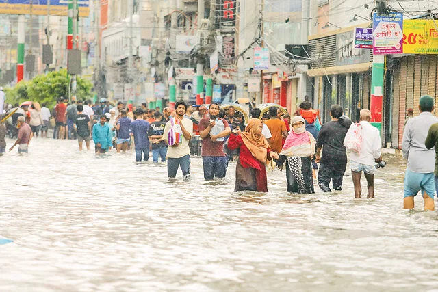 প্রত্যন্ত এলাকায় যাচ্ছে না ত্রাণ