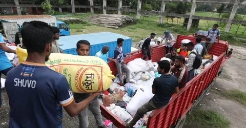 বন্যাদুর্গতদের পাশে সর্বস্তরের মানুষ, বিরামহীন চলছে ত্রাণকাজ