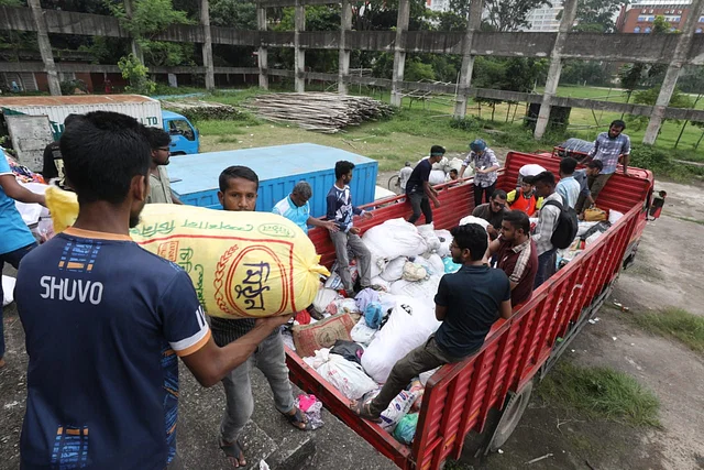 বন্যাদুর্গতদের পাশে সর্বস্তরের মানুষ, বিরামহীন চলছে ত্রাণকাজ