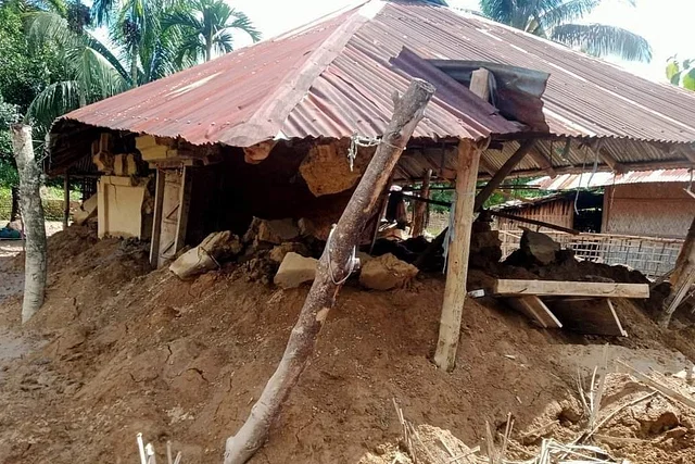 পানি কমলেও ঘর ঠিক হয়নি, থাকার জায়গা নেই অনেক পরিবারের