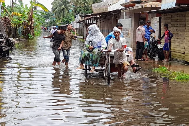 বন্যায় মৃতের সংখ্যা বেড়ে দাঁড়াল ৫৪ জনে