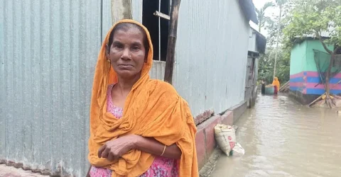 ‘কিচ্ছু আনতাম পারছি না, ঘরডার বিতরে সব ভিইজ্জা গেছে’