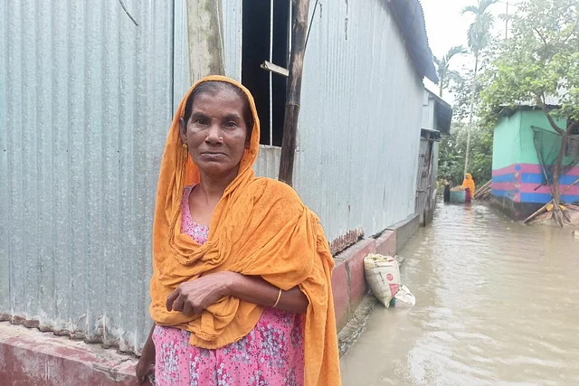 ‘কিচ্ছু আনতাম পারছি না, ঘরডার বিতরে সব ভিইজ্জা গেছে’