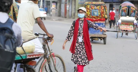 সড়কে যানবাহন নিয়ন্ত্রণে শিক্ষার্থীদের সঙ্গে যোগ দিয়েছেন অনেকে