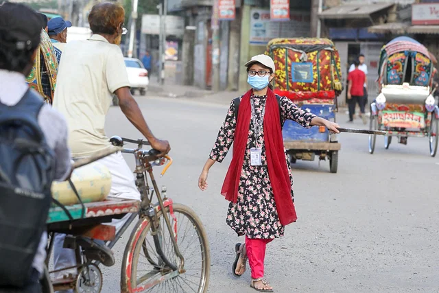 সড়কে যানবাহন নিয়ন্ত্রণে শিক্ষার্থীদের সঙ্গে যোগ দিয়েছেন অনেকে