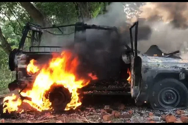 গোপালগঞ্জে সেনাবাহিনীর গাড়িতে আগুন, অস্ত্র ছিনিয়ে নিয়ে মিছিল