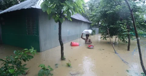 বন্যায় মৃত্যু বেড়ে ৬৭