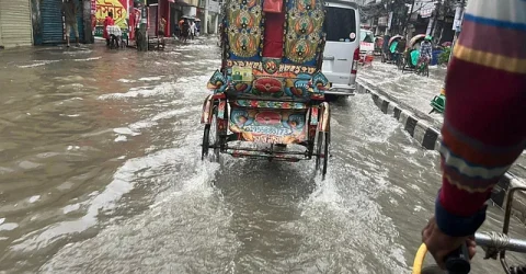 ভোরে শুরু হওয়া মুষলধারার বৃষ্টিতে ঢাকার অনেক রাস্তায় পানি