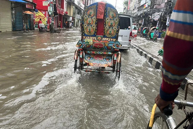 ভোরে শুরু হওয়া মুষলধারার বৃষ্টিতে ঢাকার অনেক রাস্তায় পানি