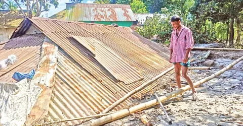 বিধ্বস্ত ঘরবাড়ি নির্মাণ নিয়ে চিন্তায় বন্যার্তরা