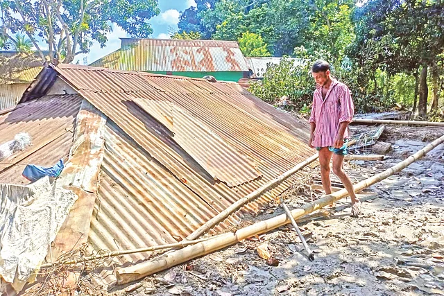 বিধ্বস্ত ঘরবাড়ি নির্মাণ নিয়ে চিন্তায় বন্যার্তরা