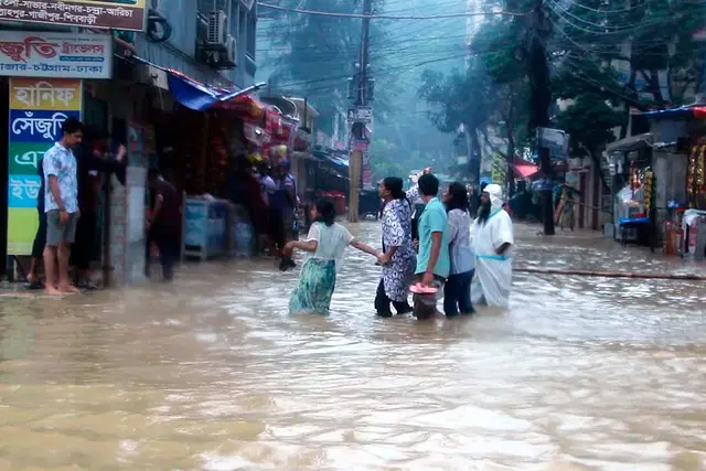 কক্সবাজারে হোটেলে আটকা ২৫ হাজার পর্যটক