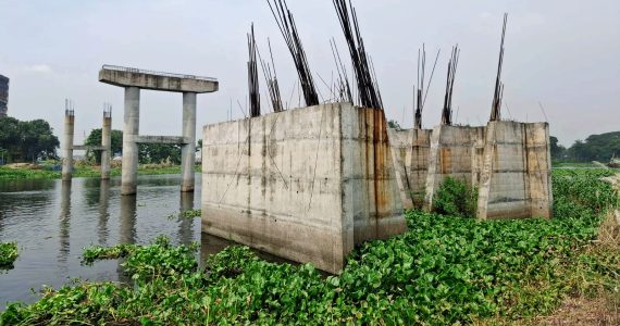 রূপগঞ্জে বহু প্রতীক্ষিত  বালু নদীর সেতু নির্মাণ কাজ ২১ বছরেও শেষ হয়নি 