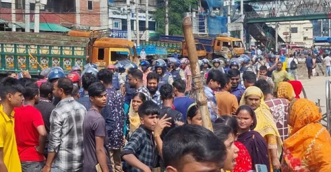 আশুলিয়ায় সেনাবাহিনীর আশ্বাসে দুই দিন পর মহাসড়ক ছাড়লেন শ্রমিকেরা