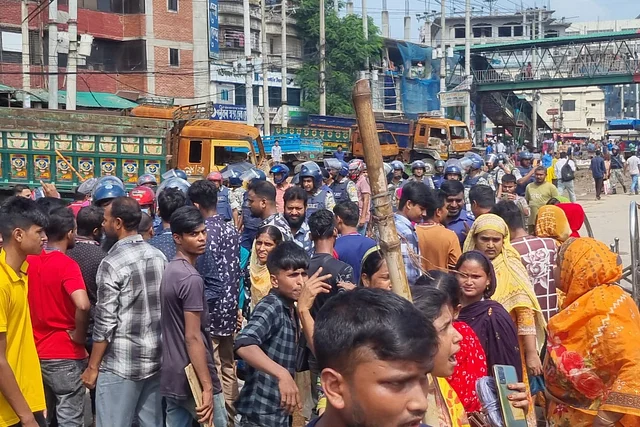 আশুলিয়ায় সেনাবাহিনীর আশ্বাসে দুই দিন পর মহাসড়ক ছাড়লেন শ্রমিকেরা