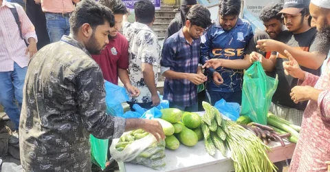 কুমিল্লায় কম দামে নিত্যপণ্য বিক্রি করছেন শিক্ষার্থীরা, ক্রেতাদের মুখে হাসি