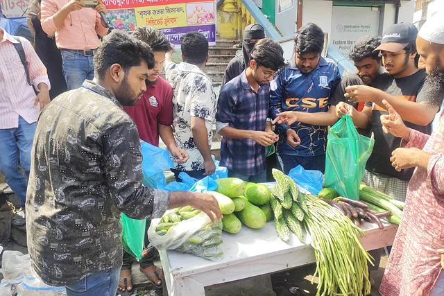 কুমিল্লায় কম দামে নিত্যপণ্য বিক্রি করছেন শিক্ষার্থীরা, ক্রেতাদের মুখে হাসি