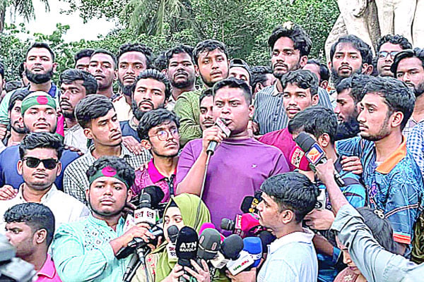 উপদেষ্টাদের নিয়ে ক্ষোভ ছাত্রদের