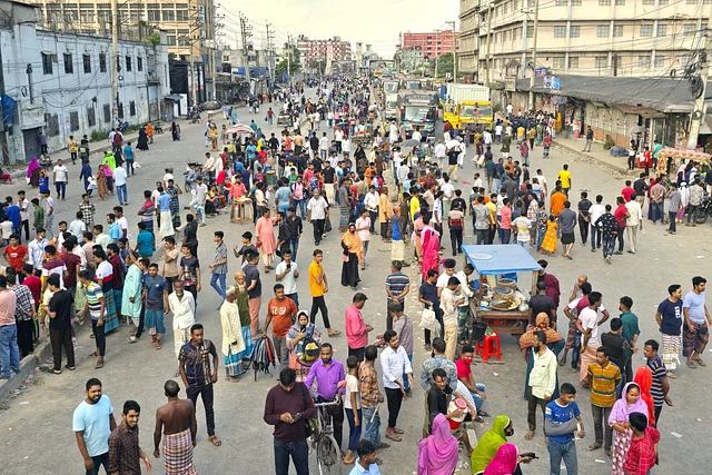 গাজীপুরের শিল্প এলাকায় পাওনা না পেয়ে বারবার সড়কে নামছেন শ্রমিকেরা,ভোগান্তিতে সাধারণ মানুষ।