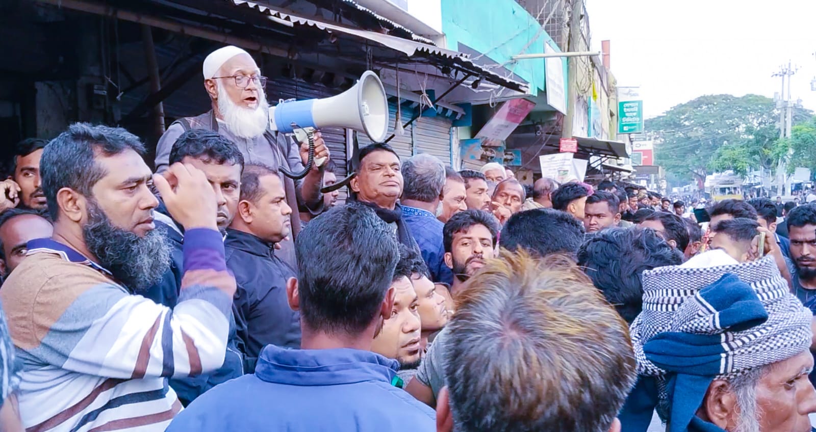 বাগেরহাটের মোল্লাহাটে বিএনপি’র বিবাদমান দুটি গ্রুপের সংঘর্ষ এড়াতে প্রশাসনের ১৪৪ ধারা জারি।