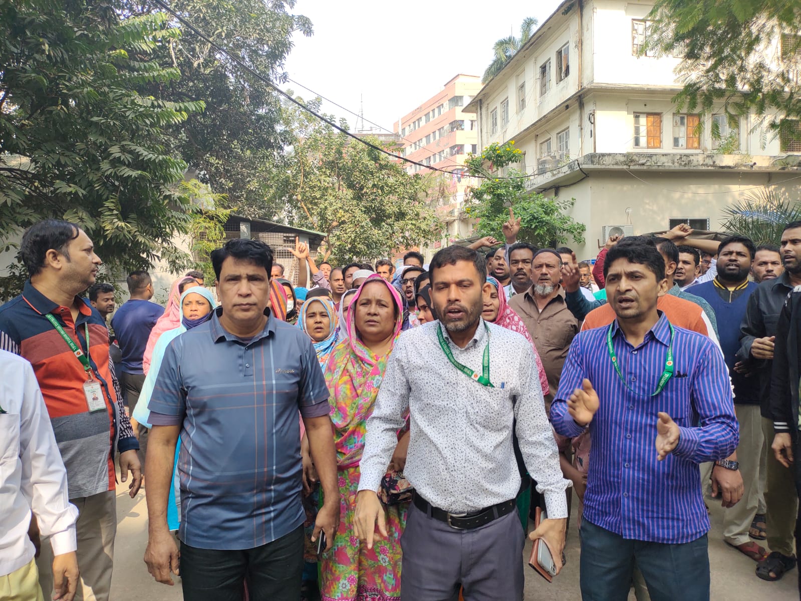 মিটফোর্ড হাসপাতালের পরিচালকের পদত্যাগ দাবিতে বিক্ষোভ করেছে কর্মচারীরা