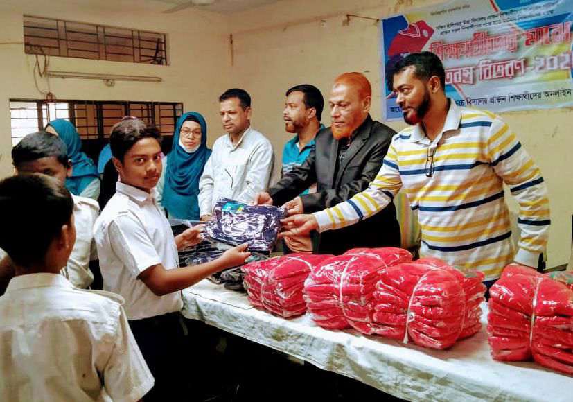 চট্টগ্রামের হালিশহরে শিক্ষার্থীদের মাঝে শীতের উপহার বিতরণ:এই যেন ভালোবাসার উপহার